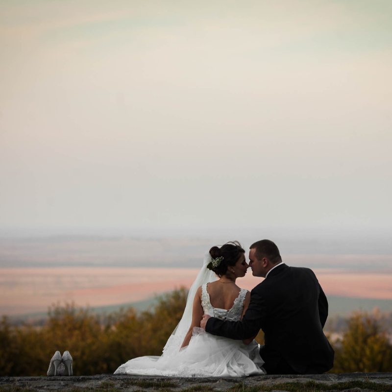 End-of-Summer Weddings: Celebrate with Personalized Collegiate Gifts from M.LaHart & Co.