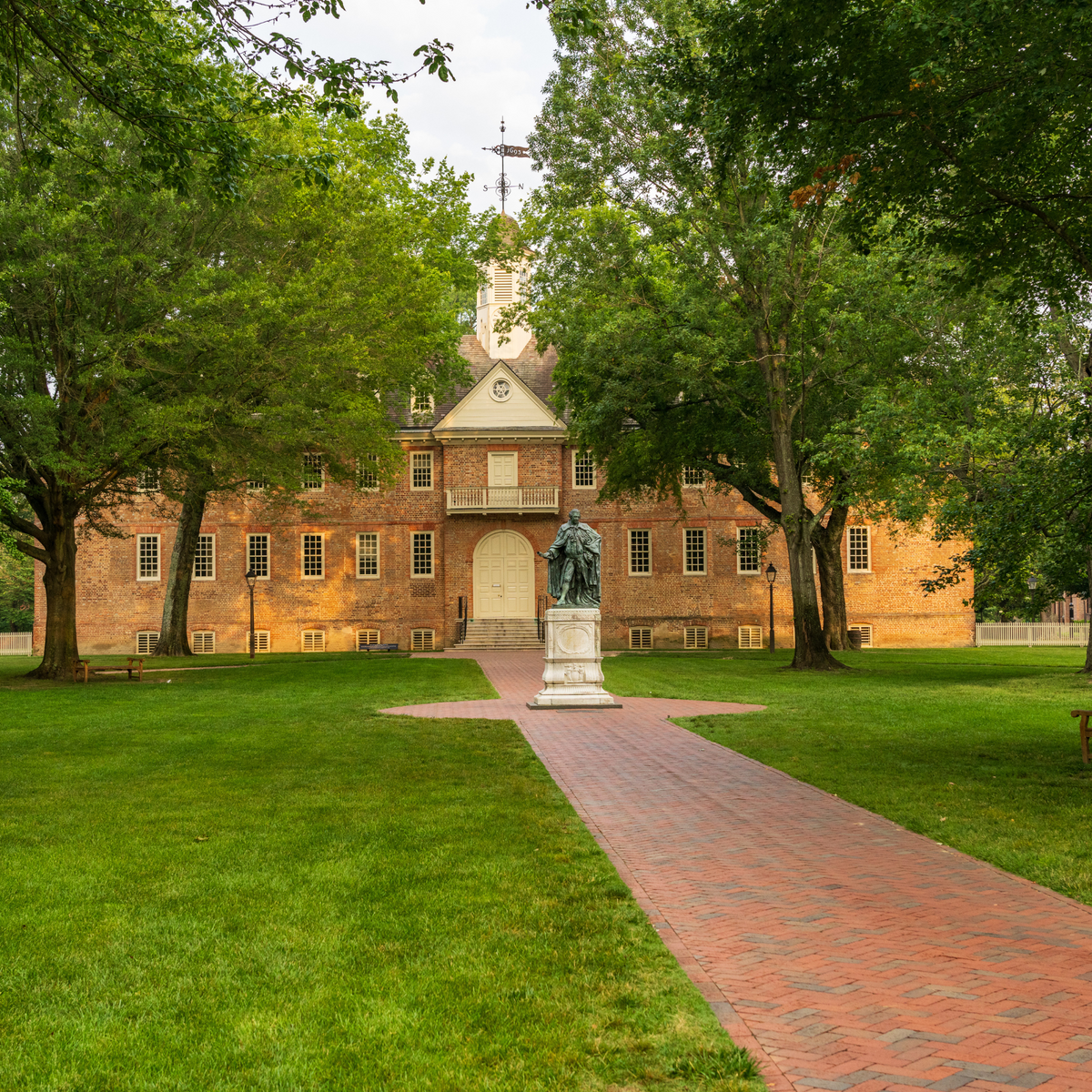 Timeless William & Mary Graduation Gifts: Celebrate The Class of 2025 with Elegance and Style